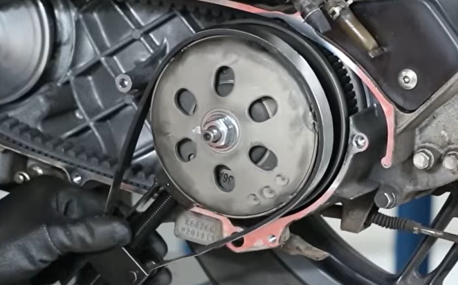 Measuring Honda PCX 150 CVT drive belt width and clutch bell clearance using digital vernier caliper
