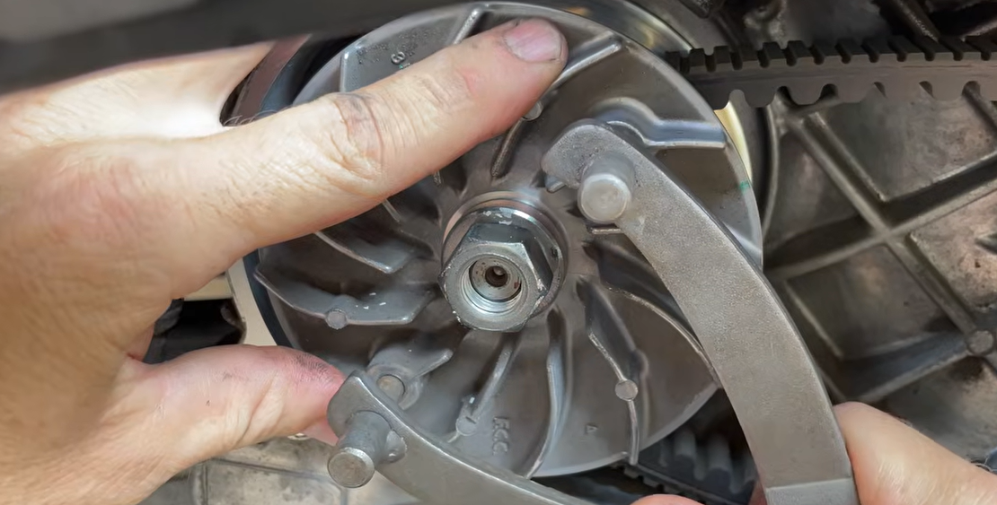 Holder tool bracing variator while loosening Honda PCX 150 CVT center nut