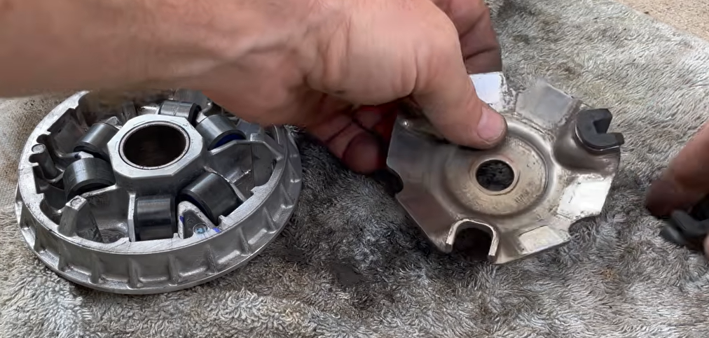 Caliper checking Honda PCX 150 CVT belt width and worn roller profile