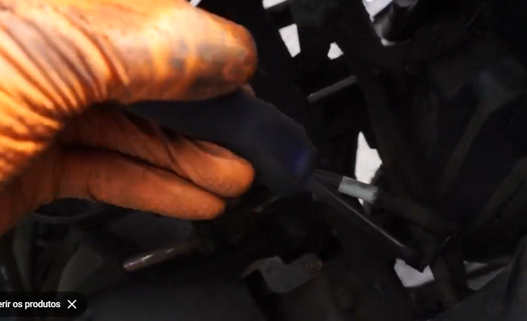 Disconnecting the electric choke connector and intake manifold hose clamp on Kymco Agility 125