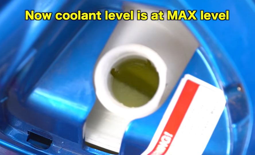 Verifying coolant fluid level between MIN and MAX marks on the Vespa GTS translucent expansion bottle