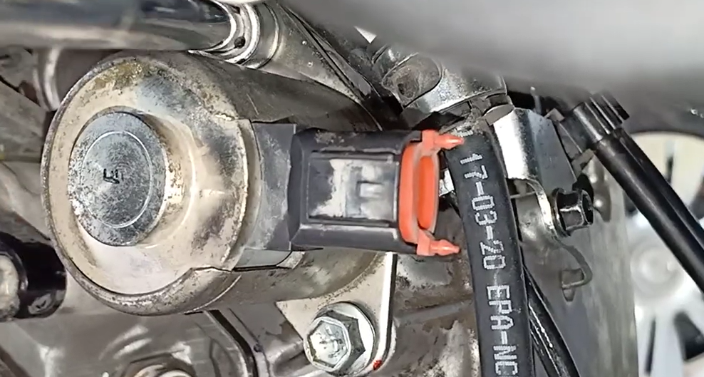 Camshaft sprocket timing mark aligned with the pointer on NMAX 155 cylinder head at TDC